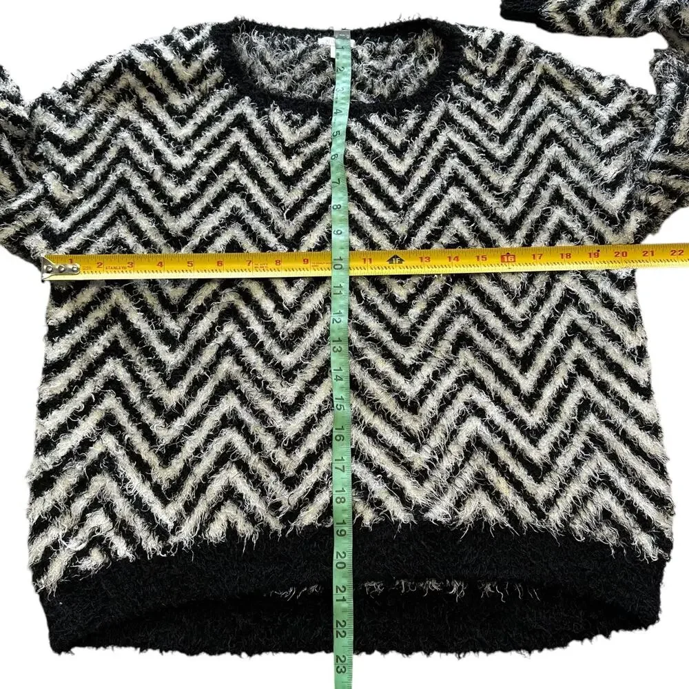 Womens Sweater Size Large Black White Fuzzy Zig Zag Casual Winter Wear